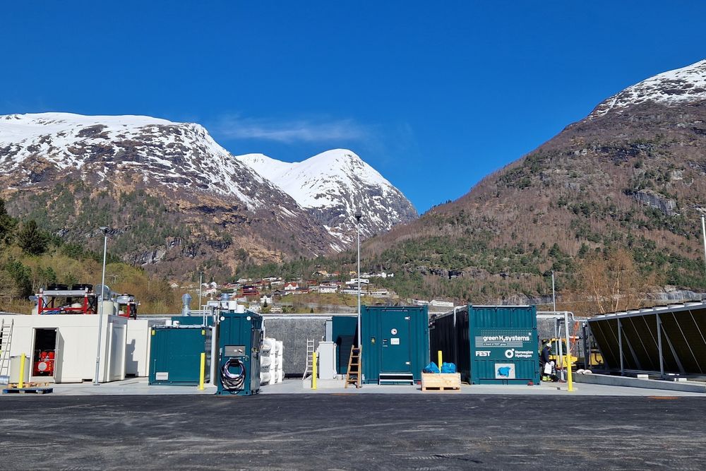 Norwegian Hydrogen benytter innestengt kraft i Hellesylt til produksjon av trykksatt hydrogen. Produksjonen herfra er ikke nok til å forsyne de åtte skipene som har fått Enova-støtte.