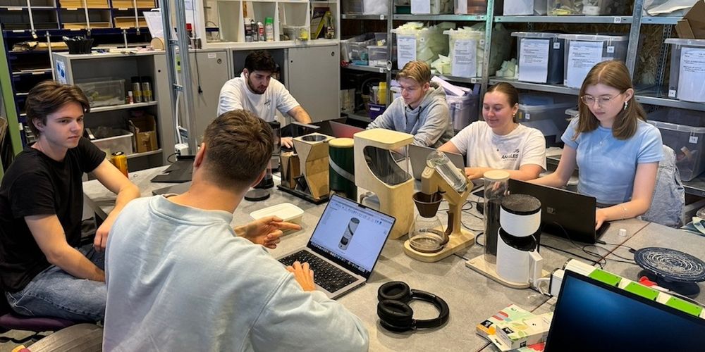 Førsteårsstudenter ved bachelorstudiet i produktdesign og teknologi ved NTNU i Gjøvik. De får nye og nyttige ideer ved å bruke kunstig intelligens, men ser også farene ved slike hjelpemidler. Bildet brukes som illustrasjon til debattartikkelen.
