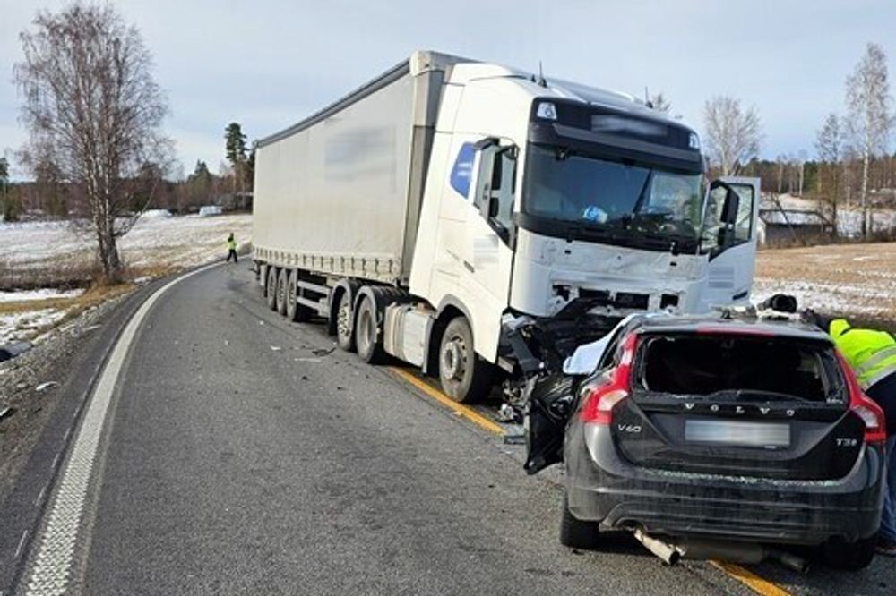 Tre personer omkom i trafikkulykken der en personbil kjørte over i motgående kjørefelt i Stange i fjor. 
