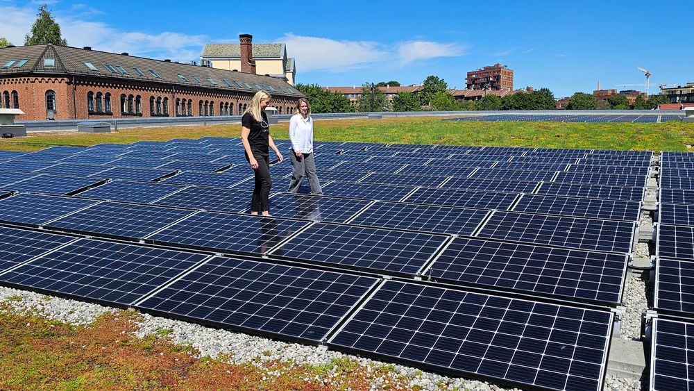 Guard Automation skal bistå Oslo kommune med å høste synergieffekter av solcelleanleggene. Hanne Torp Nilsen i Guard (til venstre) og Ingeborg Høiaas i Oslobygg på taket av Jordal Amfi.
