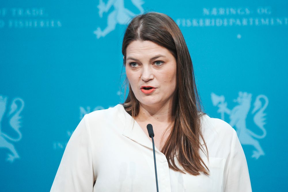 Næringsminister Cecilie Myrseth (Ap) sier at eierne av den omstridte Svalbard-eiendommen ikke kan selge den uten statens samtykke