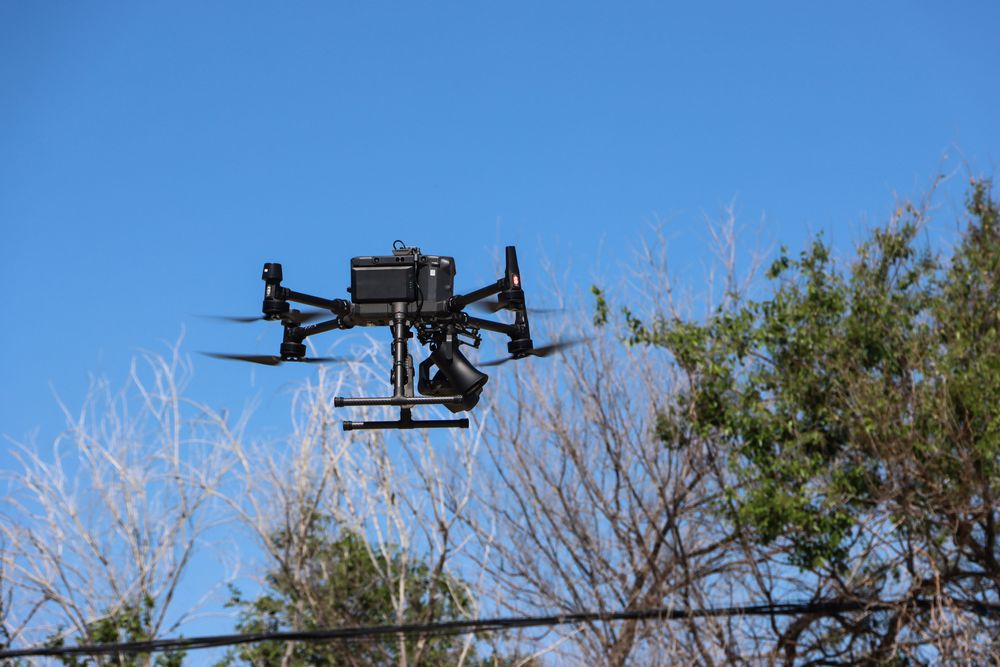 Droner er i bruk i både i tjeneste og som hobby. Nå skjerpes reglene inn.