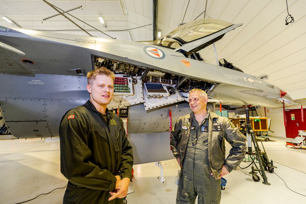 Andreårslærlingen Vetle er midt i fagprøven for å bli flymekaniker. Til høyre står oberst Martin «Tintin» Tesli, sjef for 132 luftving ved Ørland flystasjon.