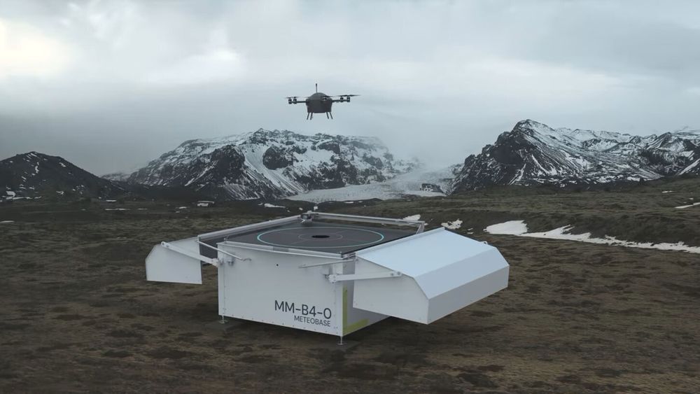Disse såkalte meteobasene bruker droner for å overvåke været og lage prognoser. Et forskningsprosjekt skal gi Hæren tilgang til mer oppdatert værinformasjon.