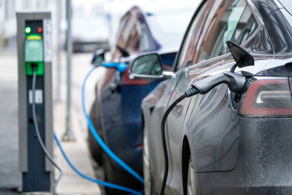 I løpet av september tror Opplysningsrådet for veitrafikken (OFV) at antall elbiler vil være flere enn antall bensinbiler i Norge