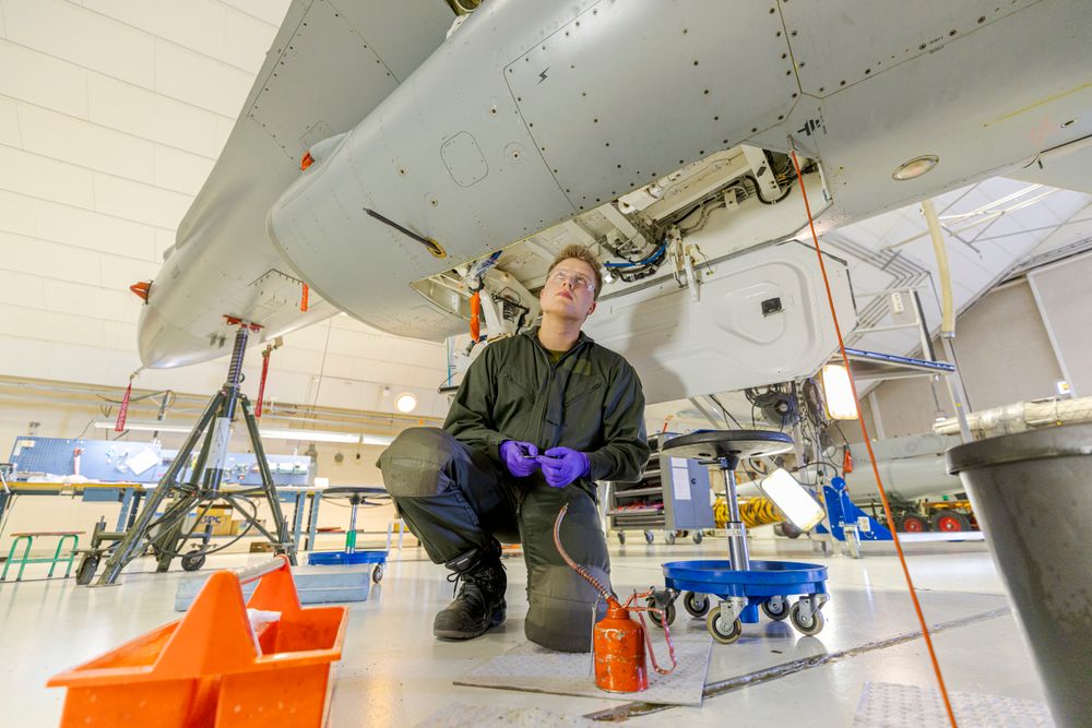 Da TU besøkte Ørland tidligere i sommer, snakket vi med andreårslærling Vetle som var midt i fagprøven for å bli flymekaniker. I to år har han og elleve andre skrudd på både F-35 og F-16 etter å ha gått flyfag på videregående skole.