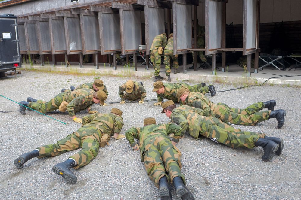 Kandidater til Cyberforsvaret tar burpees under Forsvarets Opptak og Seleksjon (FOS) ved Sessvollmoen i år, alle med sorte marsjstøvler på beina. Sålen til soldaten til venstre avslører dog at han ikke har en standard M/77-støvel.