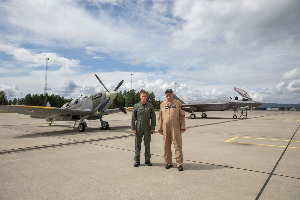Onsdag fløy to F-35 og en Spitfire over deler av Østlandet. Spitfire-en ble flydd av veteranpilot Rolf Meum (til høyre) og sjef Luftforsvaret, generalmajor Rolf Folland (til venstre) satt på i baksetet.