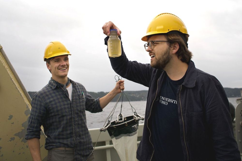 Når forskerne er på tokt i Oslofjorden, tar de mange ulike prøver, blant annet vannprøver. Denne viser brunt vann i fjorden, som betyr at det er mye oppløst organisk materiale, forklarer Jesper Nilsen Negård (t.v.) og Simon Hasselø Kline.
