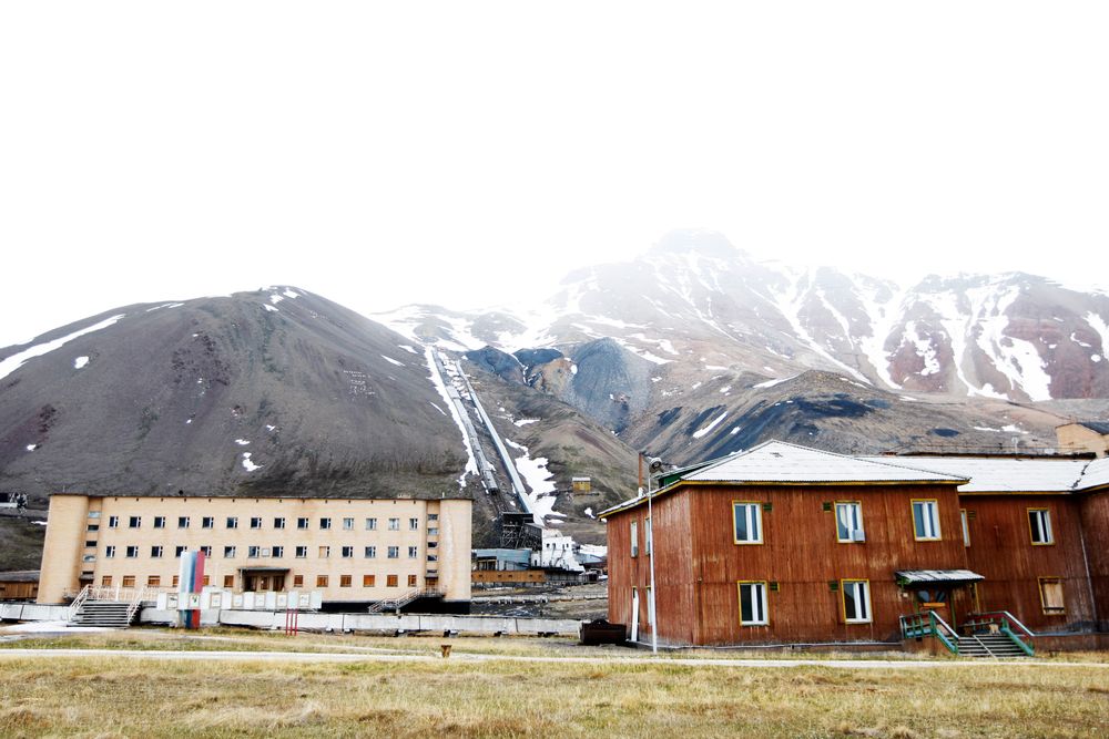 Den russiske gruvebyen Pyramiden ble forlatt i 1998, men bygninger og infrastruktur er fortsatt intakt. Det er også et turistmål.