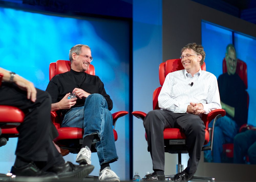 Microsoft-gründer Bill Gates (til høyre) og avdøde Apple-gründer Steve Jobs i munter passiar i 2007.