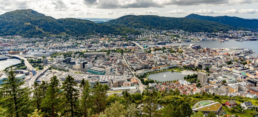 Statens vegvesen har kontorer ikke langt fra Nygårdsbroen, Høyteknologisenteret og Meteorologisk institutt til venstre i bildet. <i>Foto:  TUM Studio</i>