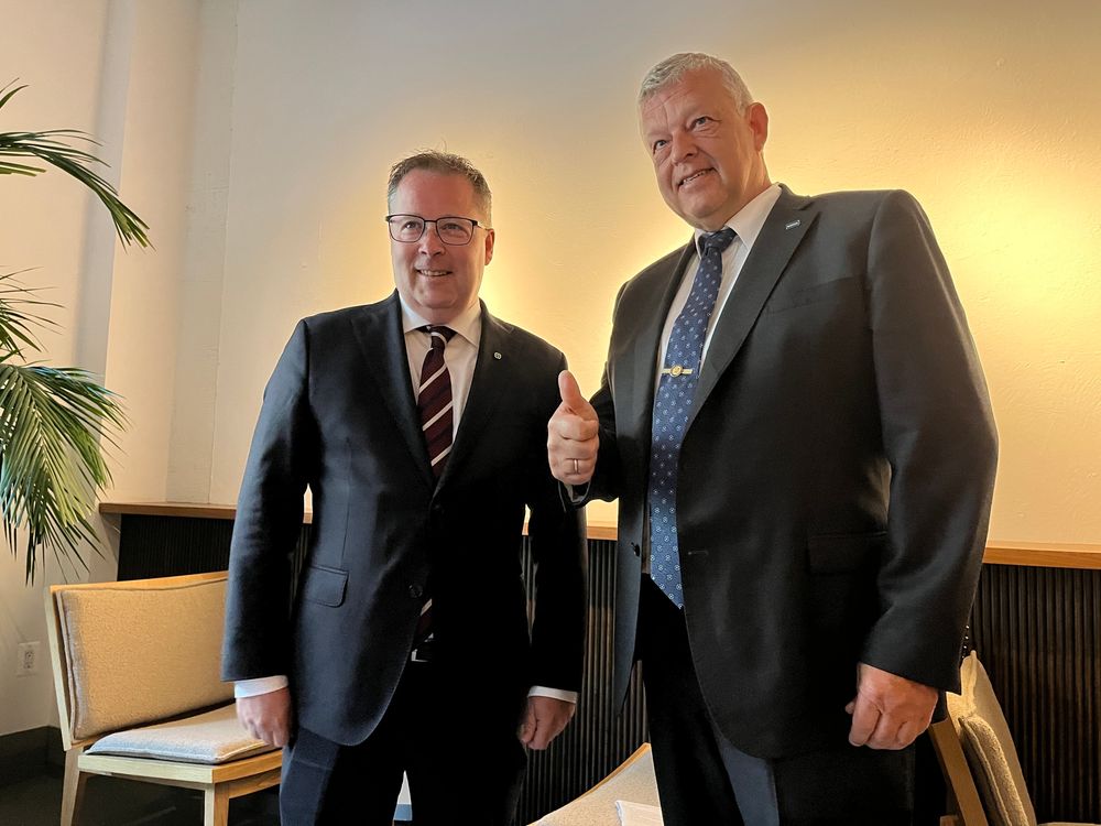 Forsvarsminister Bjørn Arild Gram (Sp) og Morten Brandtzæg undertegnet avtalen der Norge har inngått kontrakt med Nammo om å tidoble produksjonen av artillerigranater. 