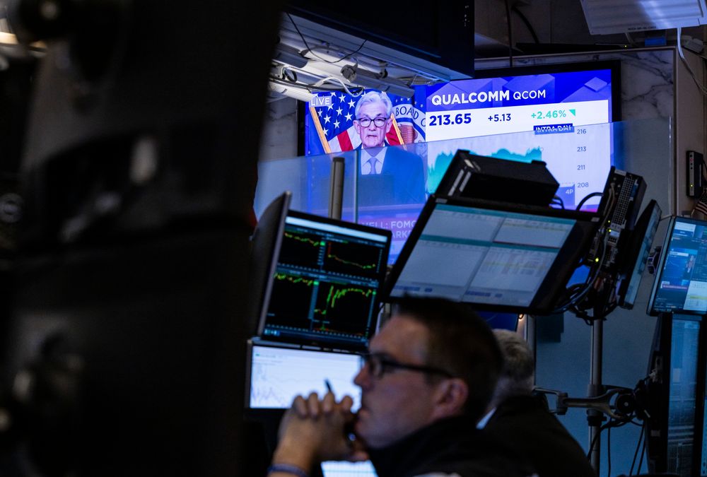 En megler følger med på gulvet hos New York Stock Exchange i New York City. Analytiker James Ferguson i britiske MacroStrategy mener vi nå ser konturene av en ny dot.com-boble der verdens aksjemeglere er med på å blåse prisene helt ut av proposjoner.	