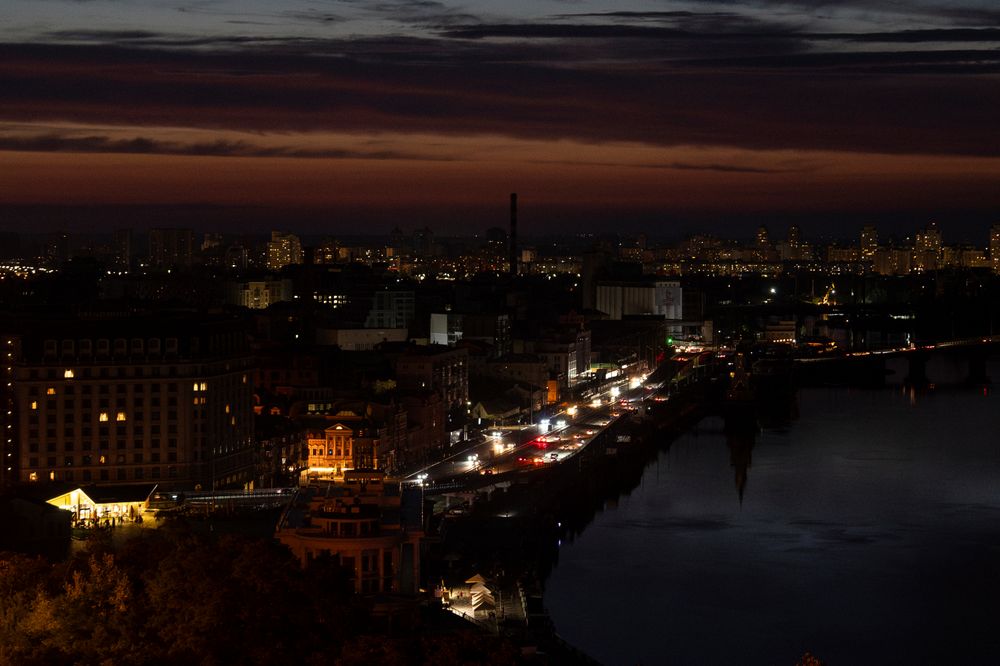 Ukraina importerer nå stadig mer strøm fra andre land. Bildet er fra et kontrollert strømkutt i sentrum av den ukrainske hovedstaden Kyiv i juni. 
