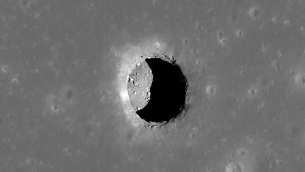Det er i dette krateret på månen at forskerne har funnet hulen.