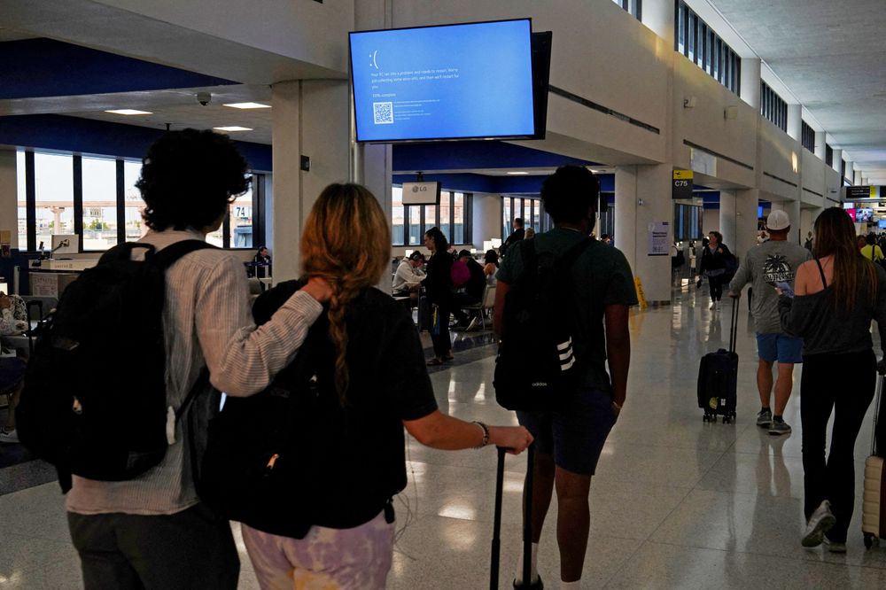 Blue Screen of Death på en storskjerm i Newark International Airport i USA.