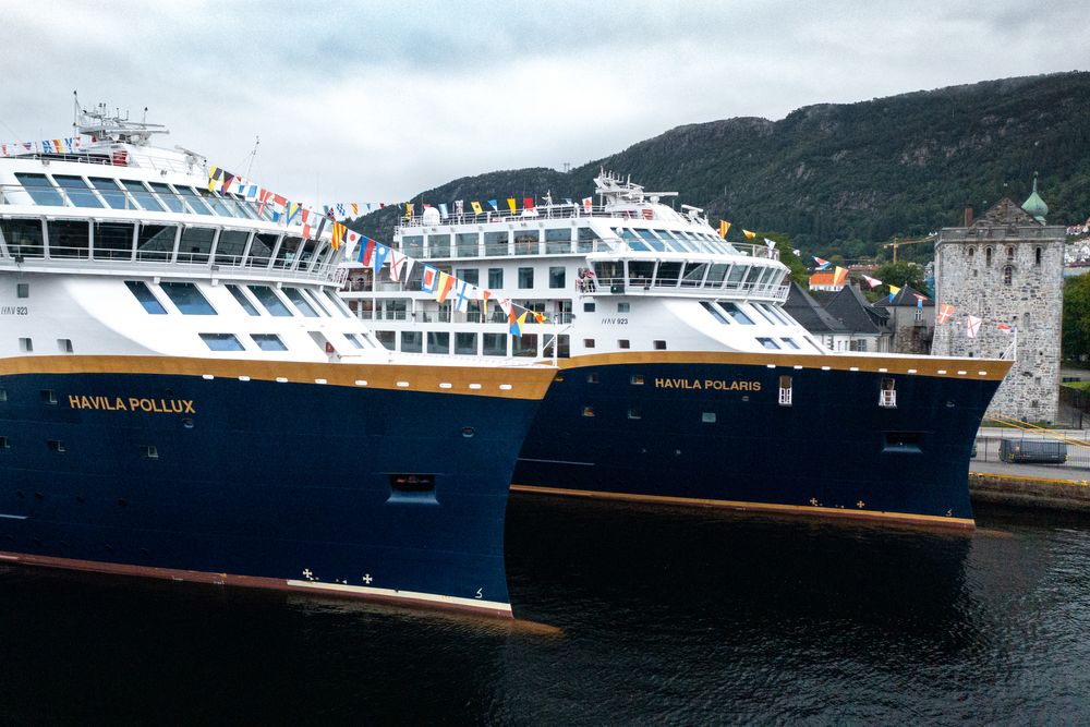 Havila Polaris og søsterskipet Havila Pollux lagt til kai utenfor Bergen. Havila Kystruten drifter 4 skip på Hurtigrute-sambandet Bergen-Kirkenes.