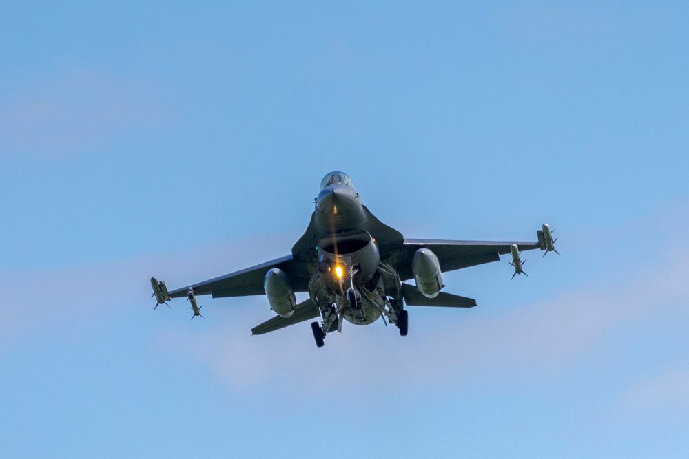 F-16 har ankommet Ukraina. Det vil åpne for nye strategier i krigen mot Russland, men neppe med det første. Bildet viser en F-16 som går inn for landing på Ørland.
