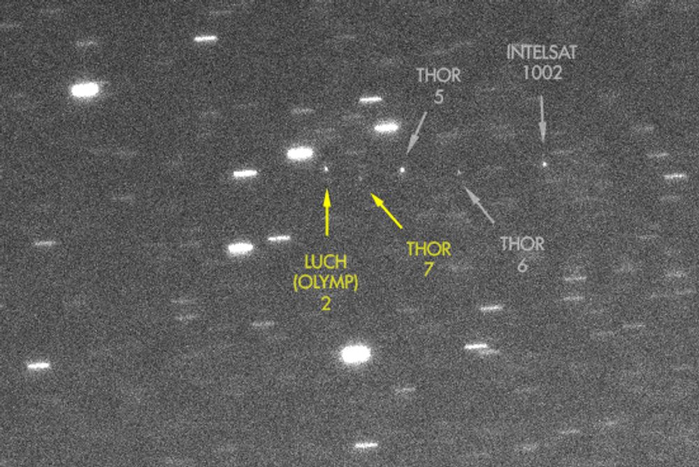 Dette bildet, tatt i Leiden i Nederland i 22-tida om kvelden 5. august, viser den russiske Luch2-spionsatellitten og de norske Thor-satellittene, med Thor 7 aller nærmest. Den amerikanske Intelsat 1002-satellitten ligger også i nærheten.