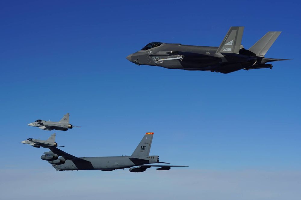 Både Norge og Sverige deltar i årets Steadfast Noon-øvelse. Bildet viser et norsk F-35 som flyr sammen med svenske JAS Gripen og et amerikansk B-52 under en tidligere øvelse.
