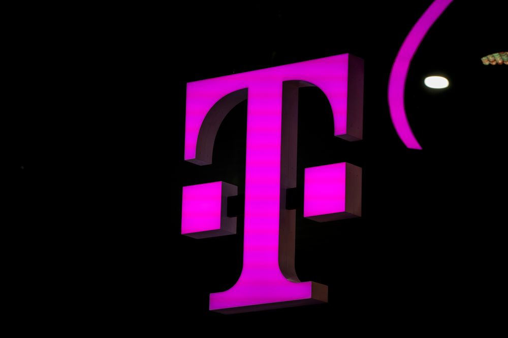 T-Mobile- har fått bot etter brudd på vilkårene i en avtale selskapet inngikk etter oppkjøpet av telekomselskapet Sprint.