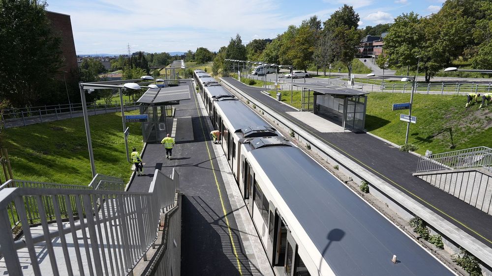 Grorudbanen er åpen for trafikk igjen. På Linderud har det blant annet blitt støpt på plattformen slik at avstanden mellom tog og plattform har blitt mindre.