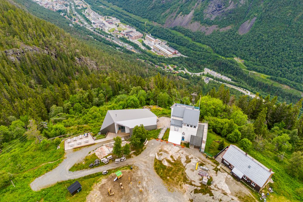 Krossobanen med Rjukan sentrum i bakgrunnen, 13. juli 2024. Statens jernbanetilsyn stengte to-tausbanen med umiddelbar virkning 19. juni.