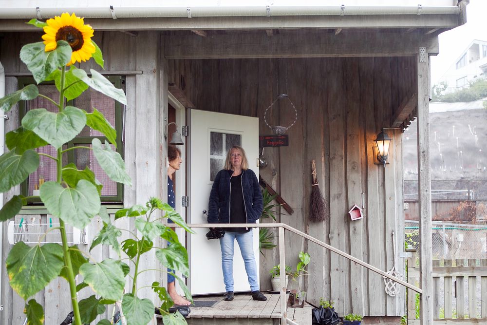 Oddveig Brekken fortviler over situasjonen. Her sammen med nabo Gunvor Marie Greni (t.v.), som har bodd i Thaulows vei 5B de siste 58 årene. 