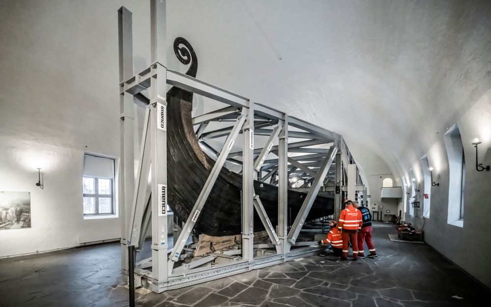 Osebergskipet pakket inn i stålrigg under ombygging av museet. Det nye museet blir omtrent tre ganger så stort som det gamle.