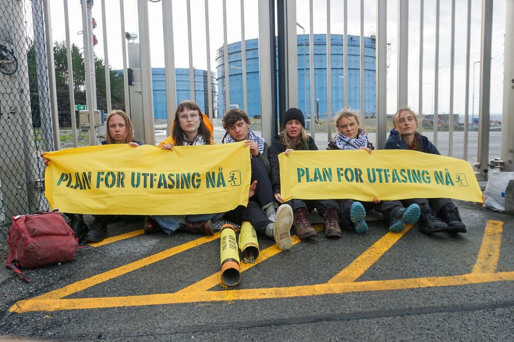 Greta Thunberg (nr. to fra høyre) og flere klimaaktivister fra Extinction Rebellion aksjonerer utenfor gassterminalen på Kårstø lørdag formiddag.