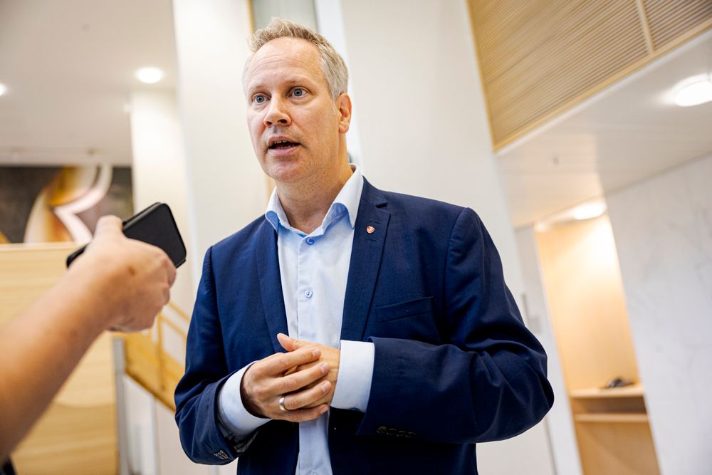 Samferdselsminister Jon-Ivar Nygård (Ap) frykter kollaps dersom elbilene slippes tilbake i kollektivfeltene på E18 på hverdager.