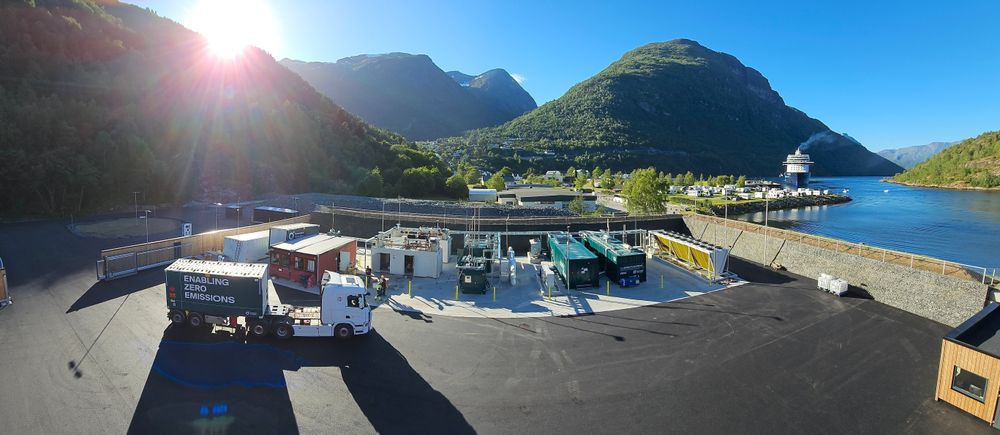 Her kjører første trailer med hydrogen ut fra Norwegian Hydrogens anlegg i Hellesylt i juni. Dette første produksjonsanlegget ble åpnet i september. 