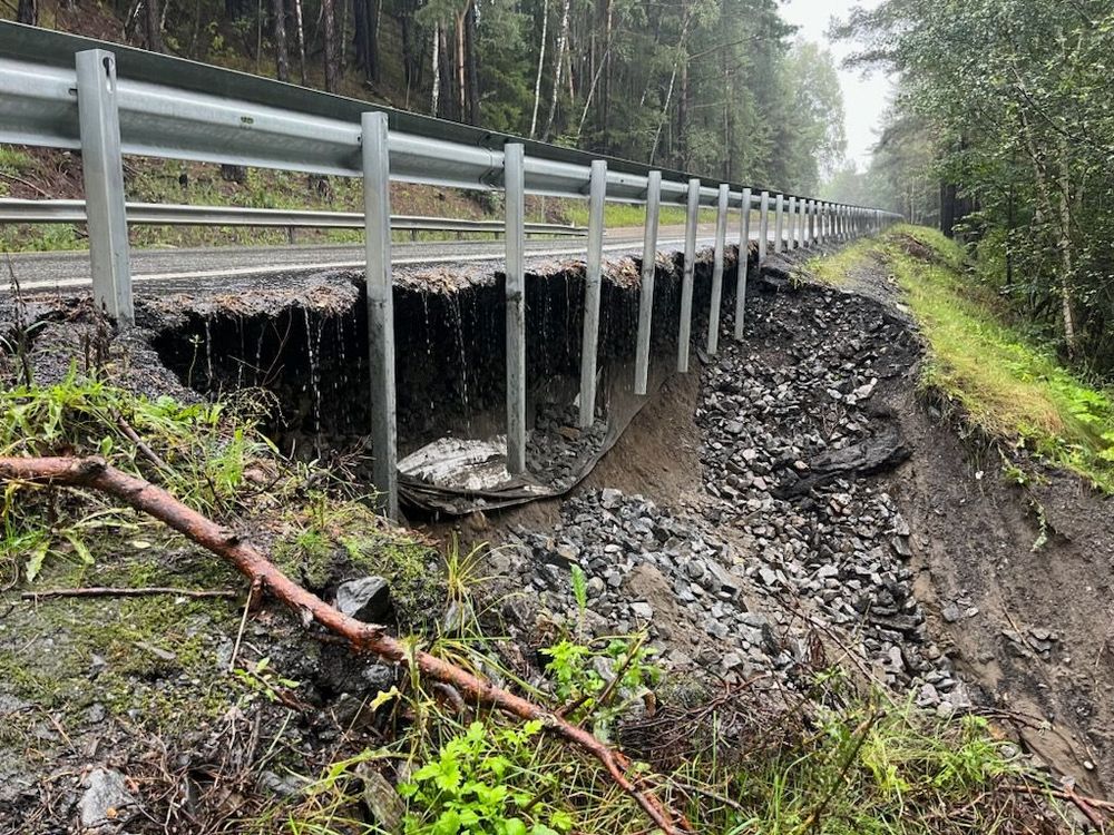 E16 ble stengt ved Eggemoen nordøst for Hønefoss tirsdag formiddag etter at vannmengder gravde ut veikroppen i nærheten av en bru.