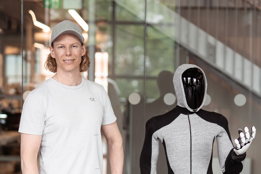 1X-gründer Bernt Øivind Børnich sammen med hjemmeroboten Neo, som er på vei ut i verden.
