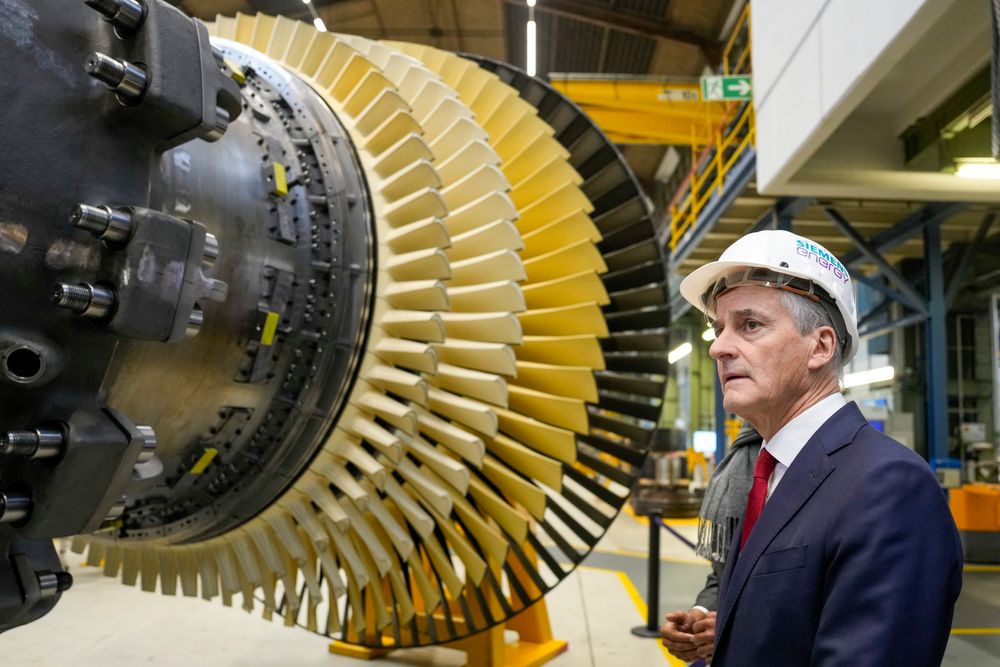 Statsminister Jonas Gahr Støre besøkte i november 2022 Siemens' store turbinfabrikk i Berlin. 16 prosent av global energiproduksjon bruker selskapets teknologi.