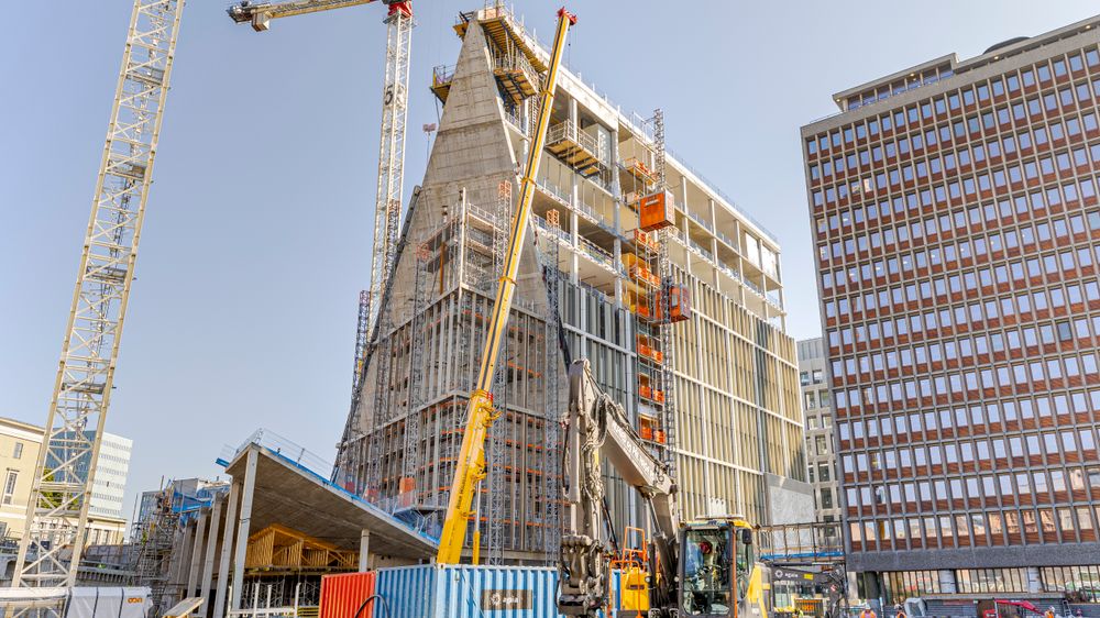 Skråveggen har vært utfordrene for ingeniørene og betongarbeiderne på A-blokka.