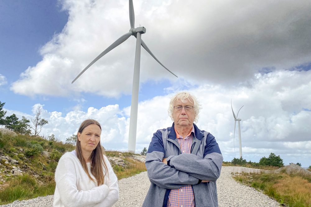 – Den varierende svisje-lyden fra turbinbladene kan oppleves som uhyre plagsom og fanges ikke opp av tradisjonelle metoder for støymåling, sier Bjarne Jensen, som her står foran vindparken sammen med Hildegunn Flengstad.