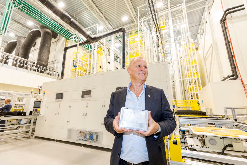 Lars Christian Bacher er ferdig i Morrow i mars neste år. Her fra åpning av Morrow batterifabrikk i Arendal.