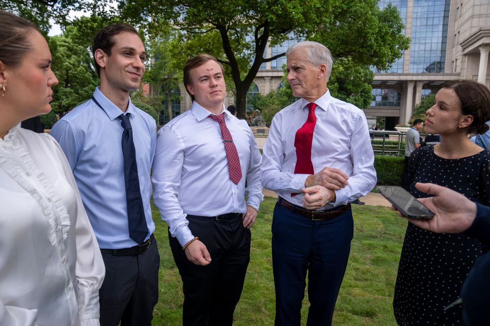 Statsminister Jonas Gahr Støre hadde en prat med fire norske studenter etter at han holdt en gjesteforelesning på Fudan-universitetet i Shanghai onsdag. Fra venstre: Rikke Martine Sæther, Nikolas Fredriksen Ikonomeas, Ole Wangensteen Eidskrem og Caroline Borgen. 