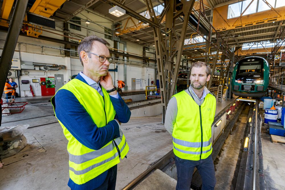 Blir neste vinter like tøff som den forrige så vil Vy prioritere annerledes. Fv. Erik Røhne, Vys konserndirektør for tog, og Hans Bendik Eriksen, direktør for kjøretøy og kvalitet.