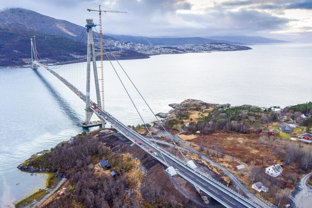 Hålogalandsbrua i Narvik blir stengt lenger enn planlagt etter at det ble funnet skader på bruas membran.