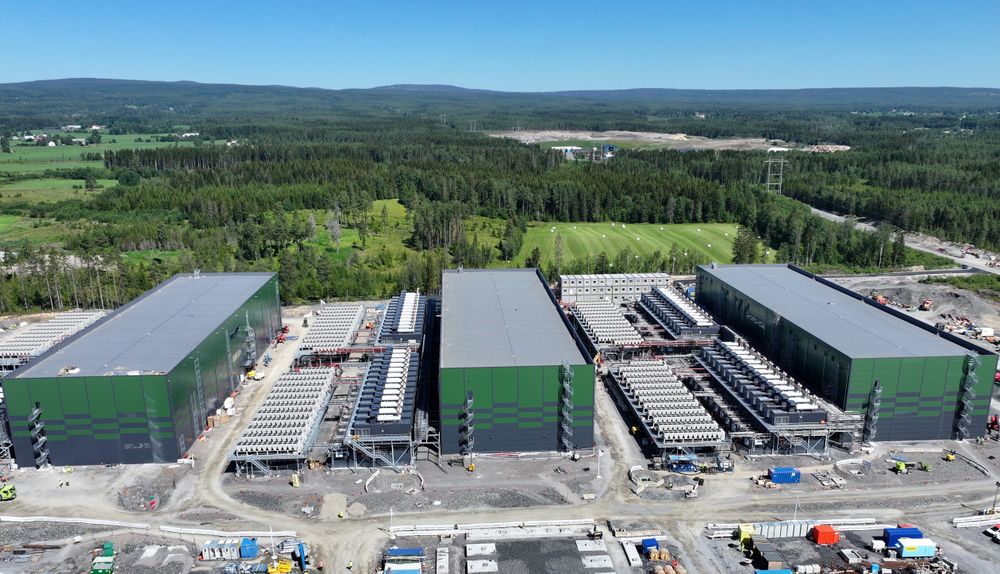 Historiens største investering i Innlandet får en samlet prislapp på flere titalls milliarder kroner. Green Mountain garanterer minst 70 arbeidsplasser per bygg. Dronebildet ved Heggvin næringspark er tatt i august 2024.