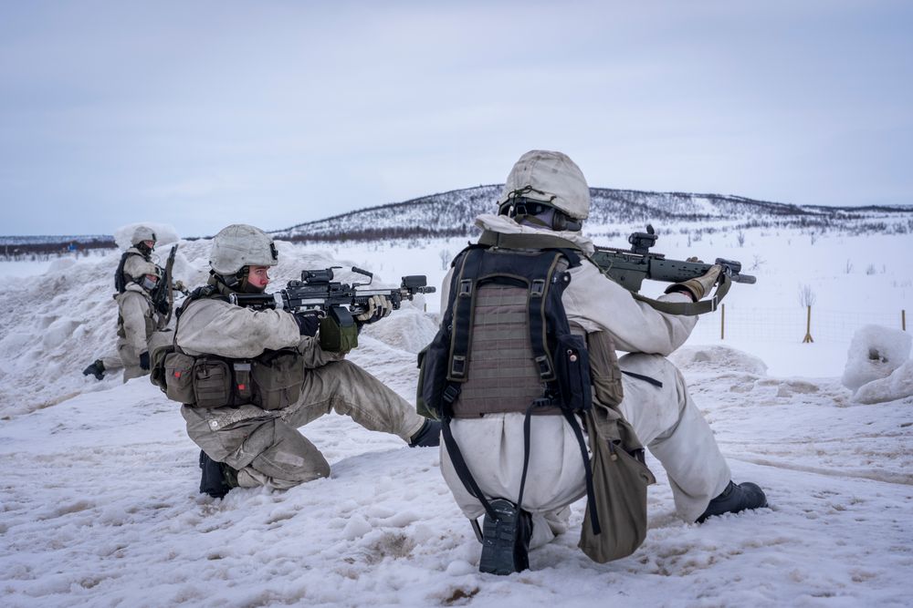 Svenske soldater ved grensa mellom Norge og Finland under øvelsen Nordic Response i mars i år. Nå kan et nytt Nato-hovedkvarter i Nord-Finland få svensk ledelse