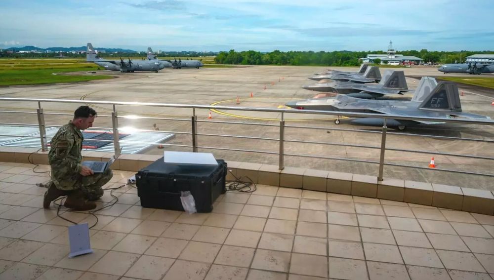 Her installerer en amerikansk soldat en Starshield-terminal på en indonesisk flystation under en øvelse i august.