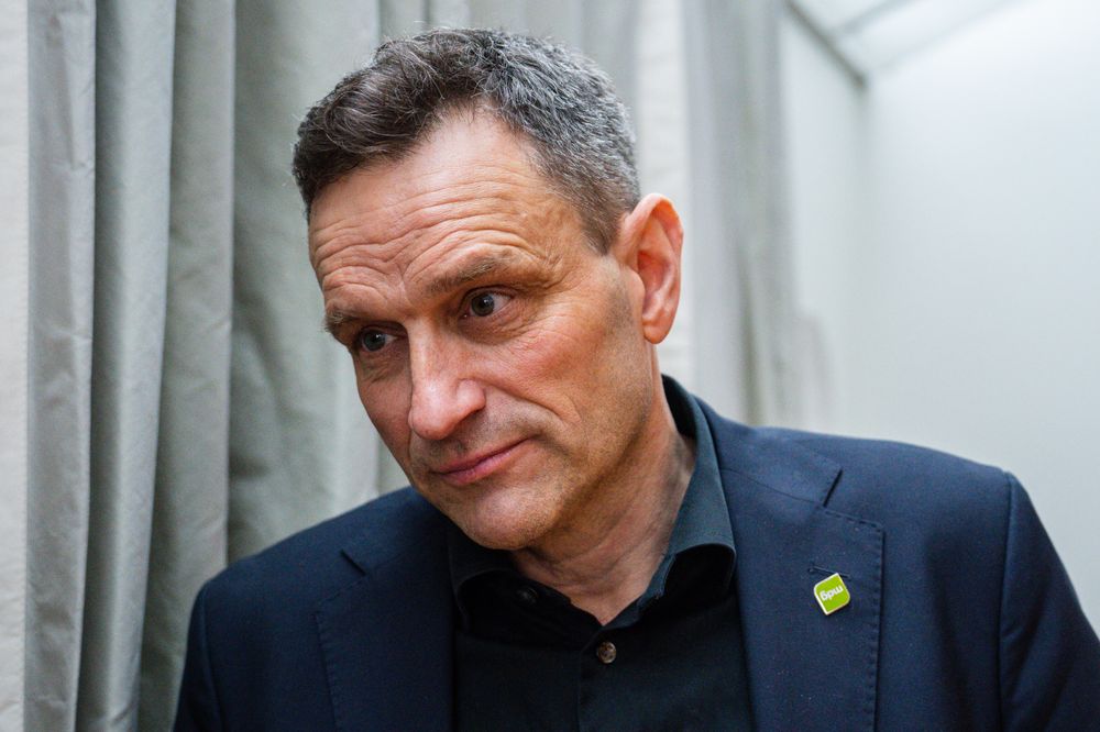 ´Partileder i MDG, Arild Hermstad, er enig i at regjeringen som hovedregel bør prioritere europeiske leverandører, men peker på at Sør-Korea er en viktig alliert.