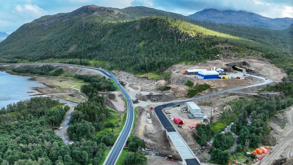 Den nye delen av riksvei 85 fra Fiskefjorden mot Lødingen er snart klar til bruk. Oppe til høyre ses Fiskefjordtunnelen. Her skal E10 og riksvei 85 knyttes sammen med et stort kryss.