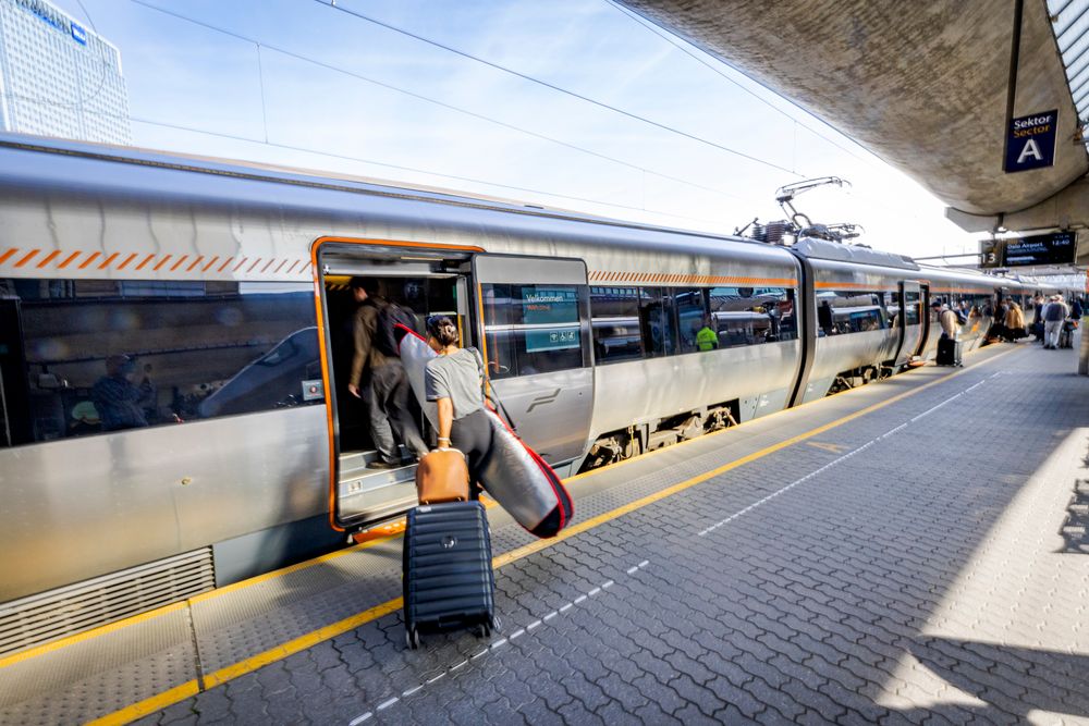 Mens Flytoget har ledig kapasitet, har det vært meldt om overfylte tog og busser etter stengingen av Ring 1 i Oslo.