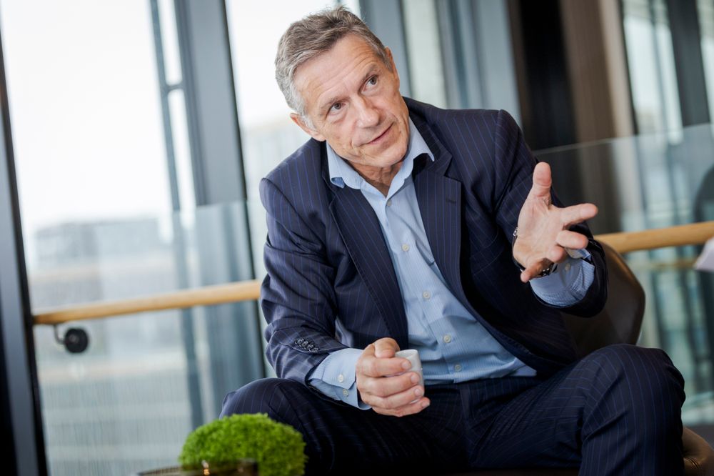 Investeringsdirektør for kraft- og fornybarenergi i Pareto Securities, Lars Ove Skorpen, råder norsk industri til å sikre seg langsiktige strømkontrakter før store KI-datasentre presser opp prisen på strøm.