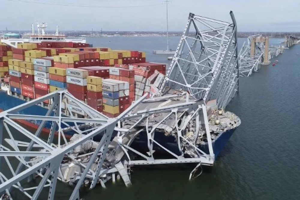 Containerskipet MS Dali kolliderte 26. Mars med et brukar  til Francis Scott Key Bridge ved Baltimore. Stålbrua kollapset og 50.000 tonn stål havnet i vannet og sperret for skipstrafikk inn og ut av havna. Åtte veiarbeidere havnet  vannet, seks omkom. 